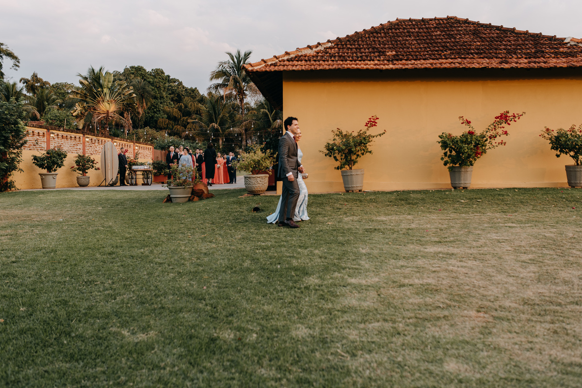 noivo caminhando ate o altar