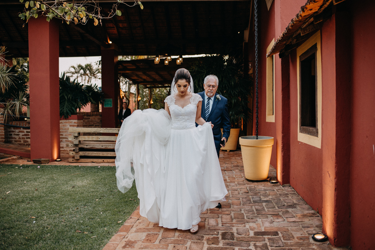 noiva caminhando ate o altar