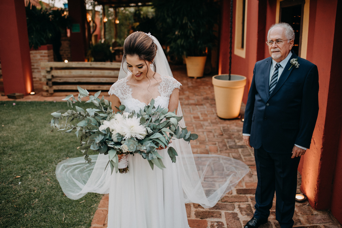 noiva caminhando ate o altar