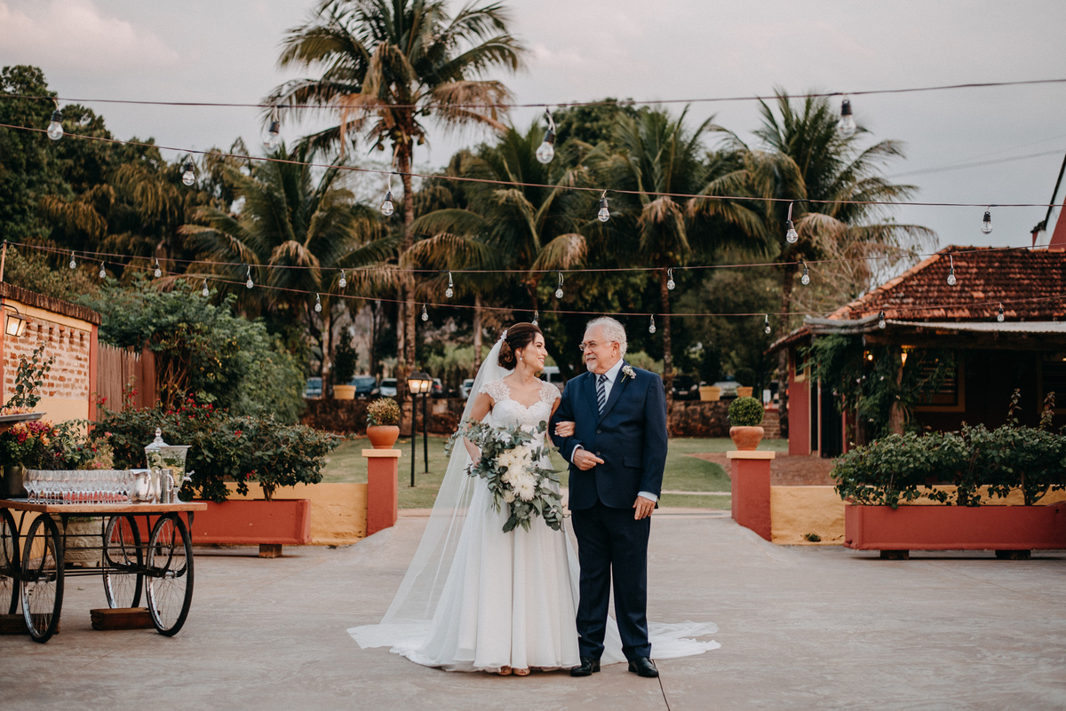 noiva caminhando ate o altar