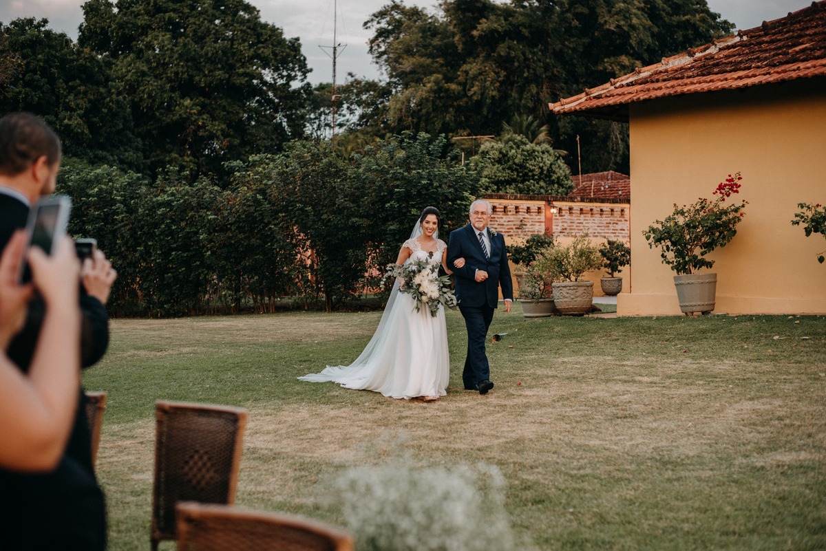 noiva caminhando ate o altar