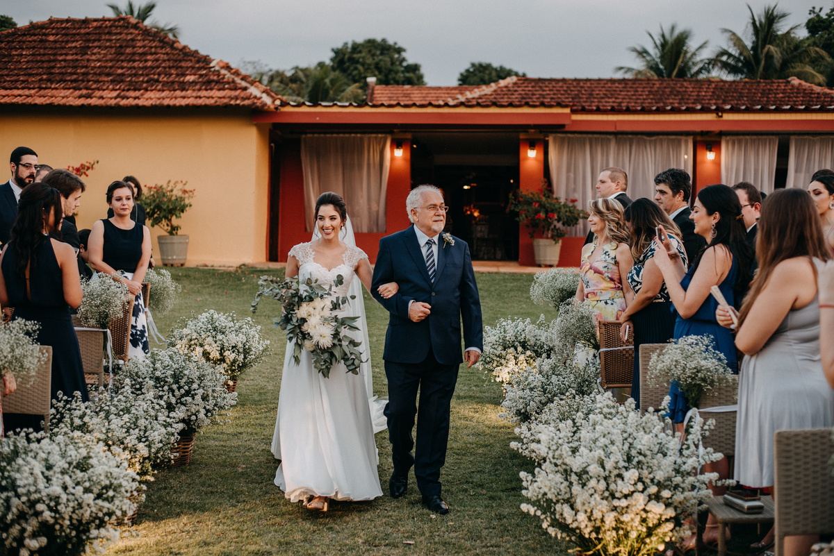 noiva caminhando ate o altar