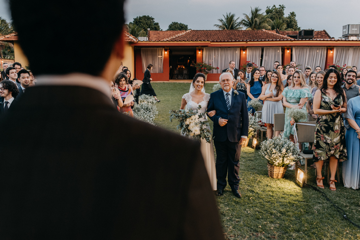 noiva caminhando ate o altar