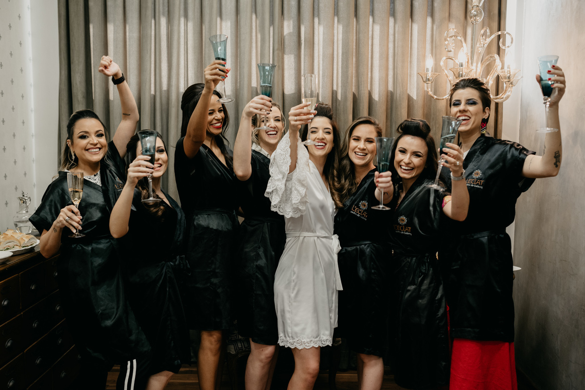 noiva brindando com as madrinhas 