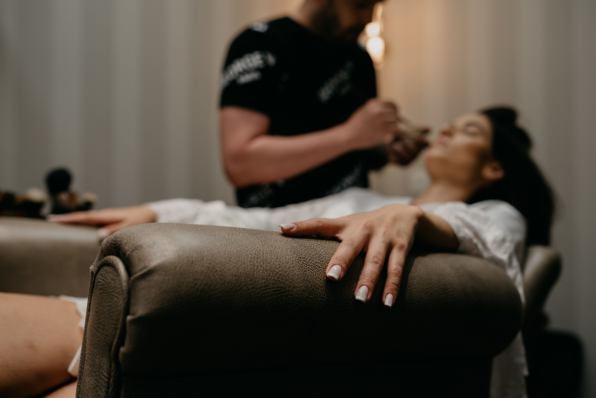 noiva sendo maquiada