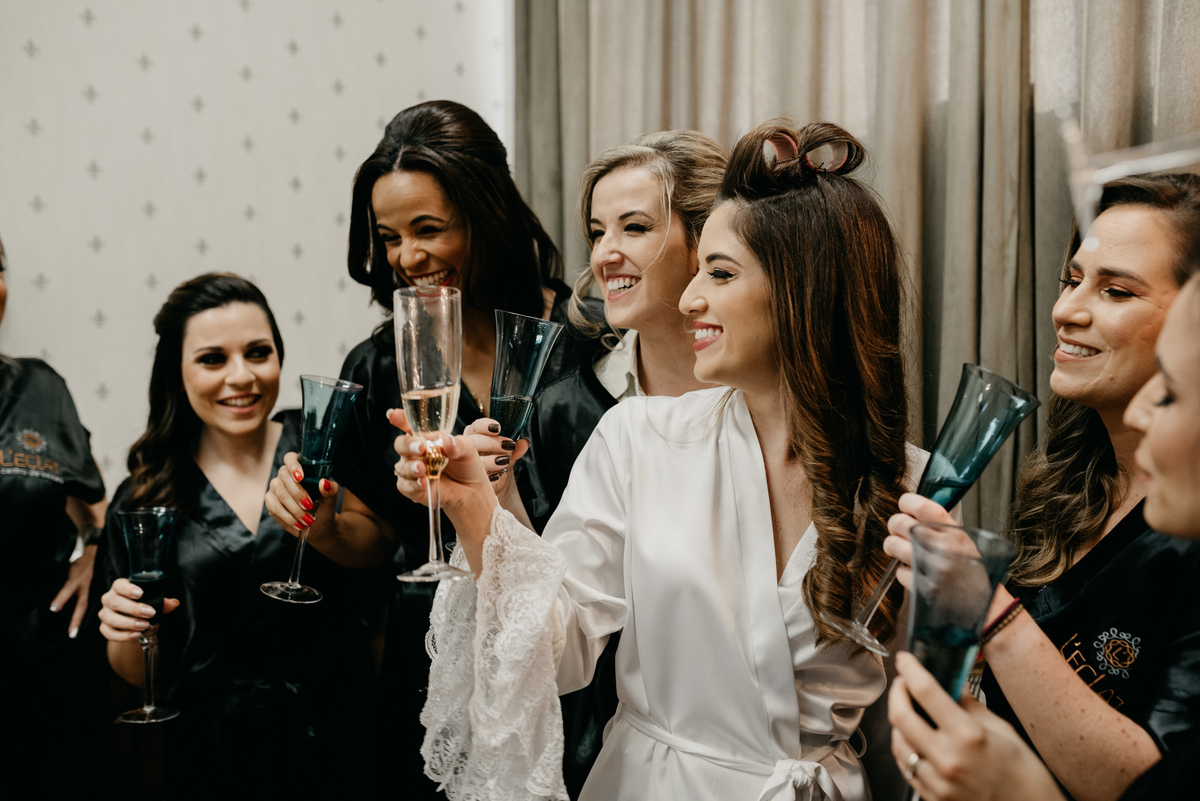 noiva brindando com as madrinhas 