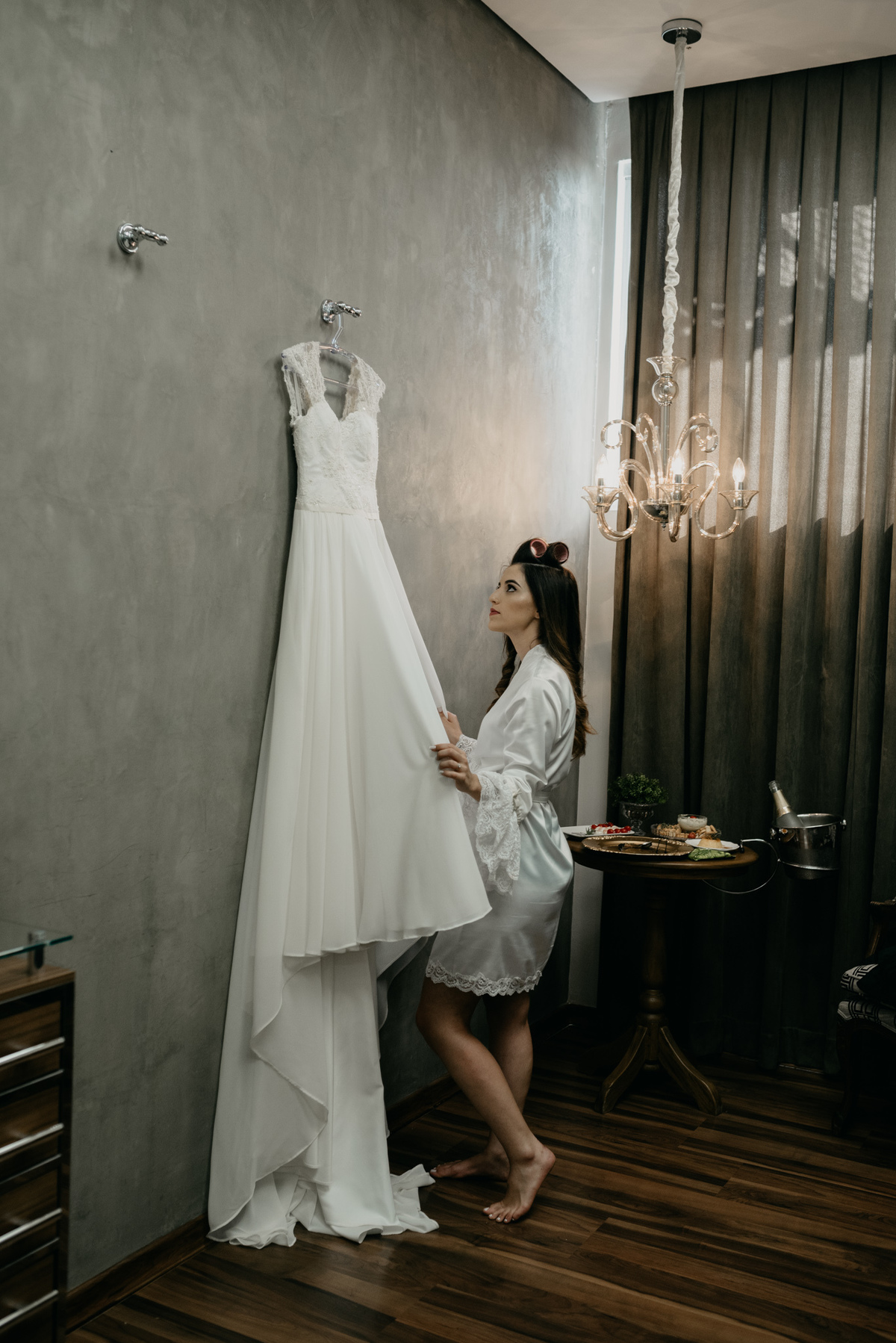 noiva olhando vestido