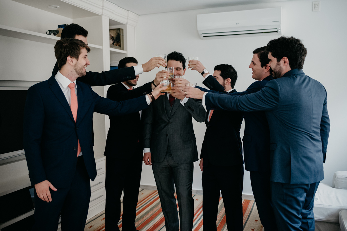 noivo brindando
