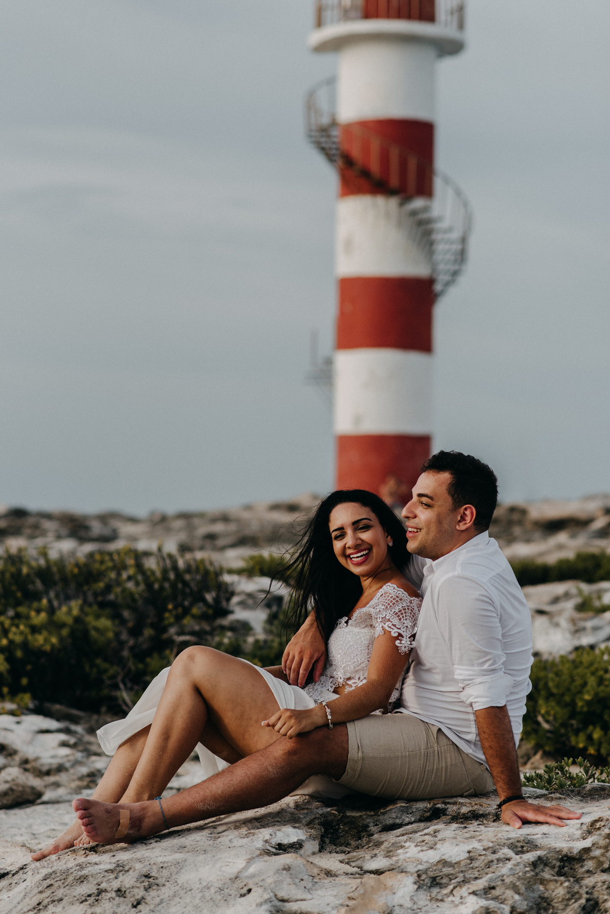 Noivos sentados e sorrindo