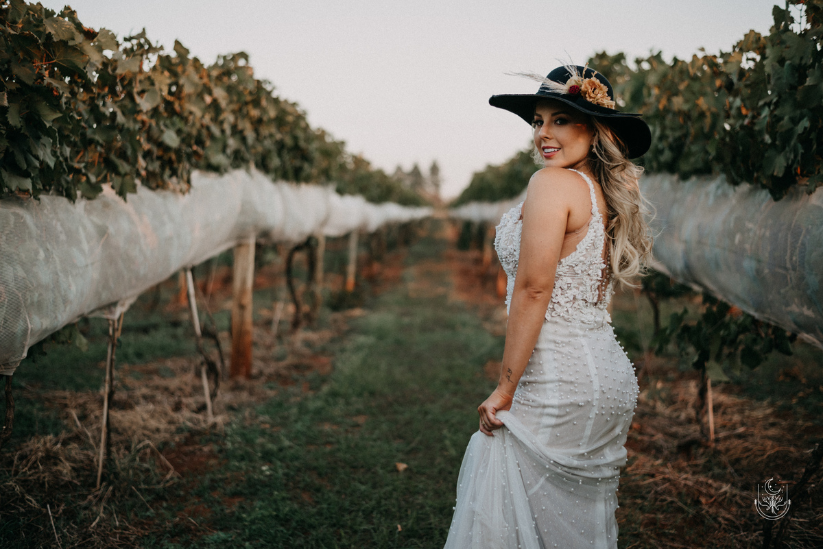 Noiva no meio da plantação de uvas