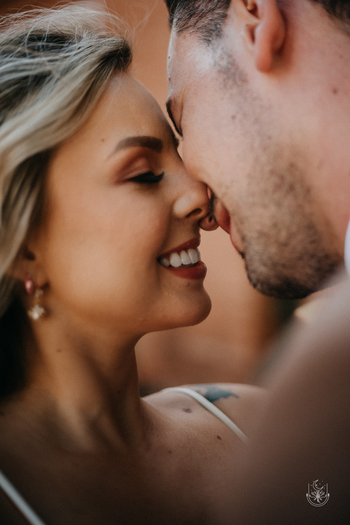 noivos se beijando