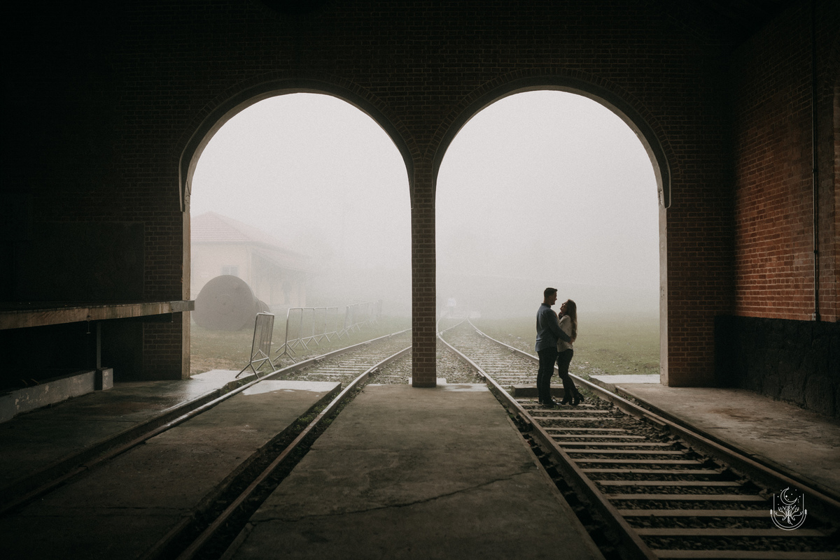 noivos no trilho do trem