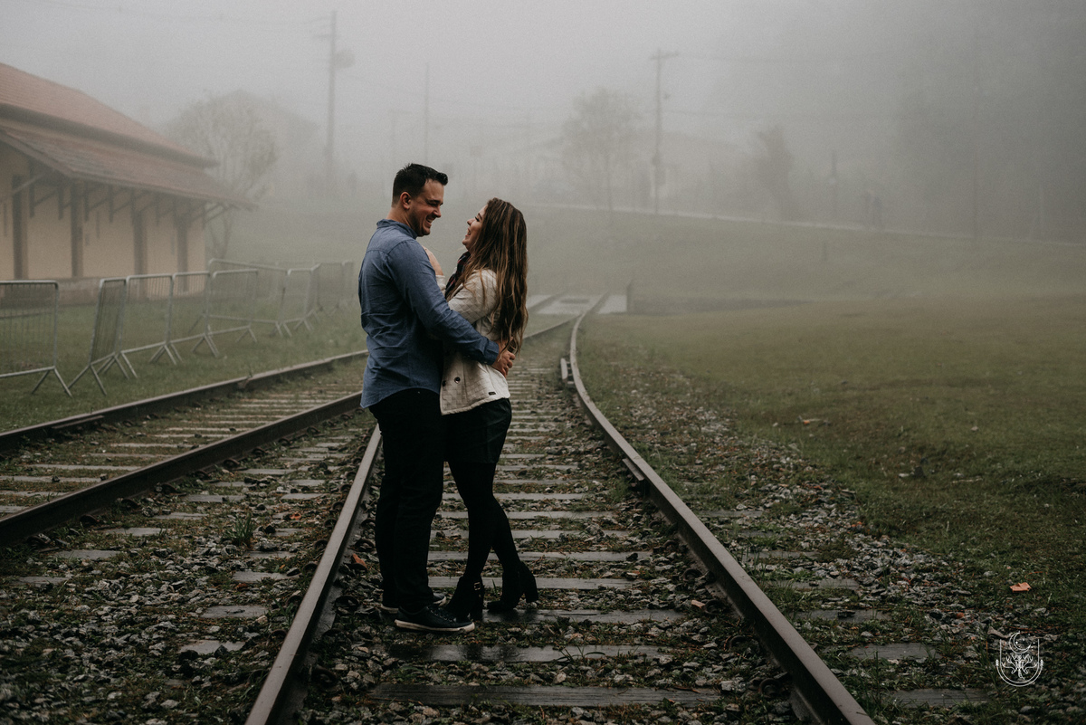 noivos no trilho do trem