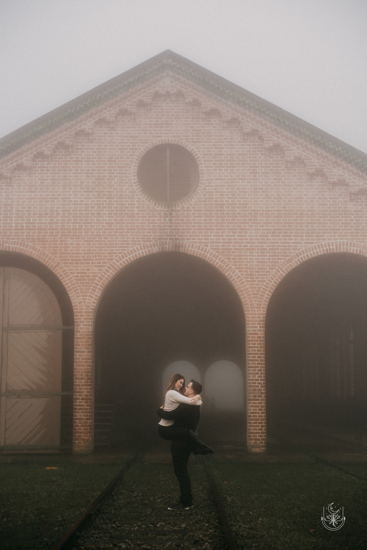 noivos no trilho do trem