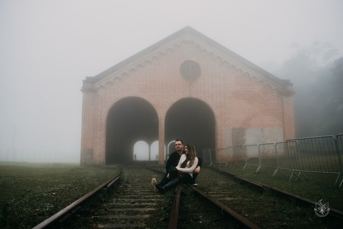 noivos no trilho do trem