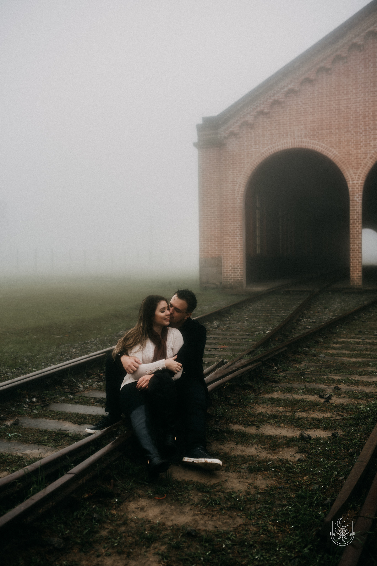 noivos sentados no trilho do trem