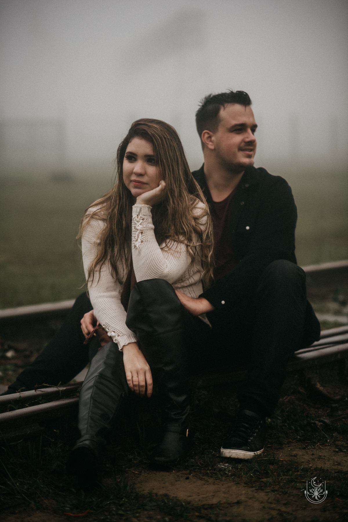 noivos sentados no trilho do trem