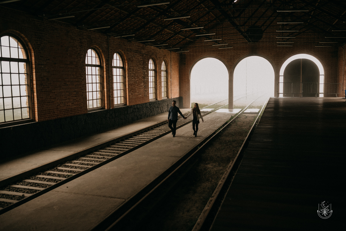 noivos no trilho do trem