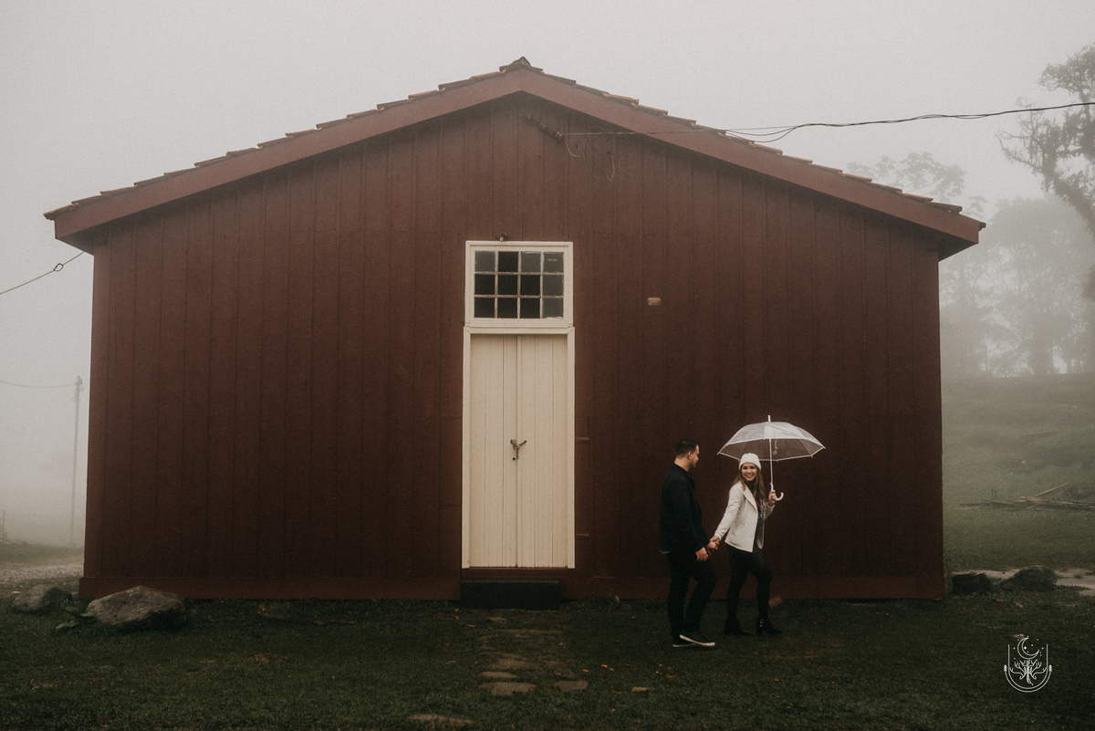 Noivos caminhando na chuva