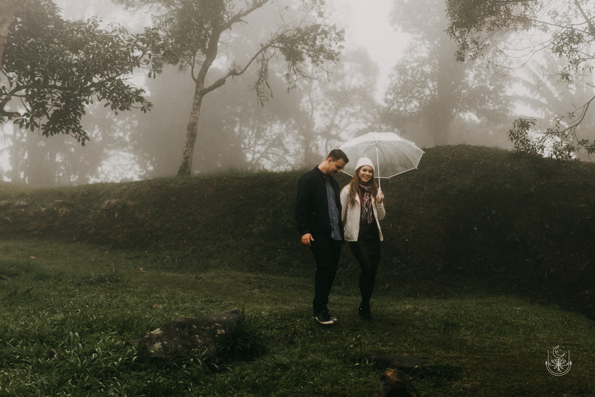 Noivos caminhando na chuva