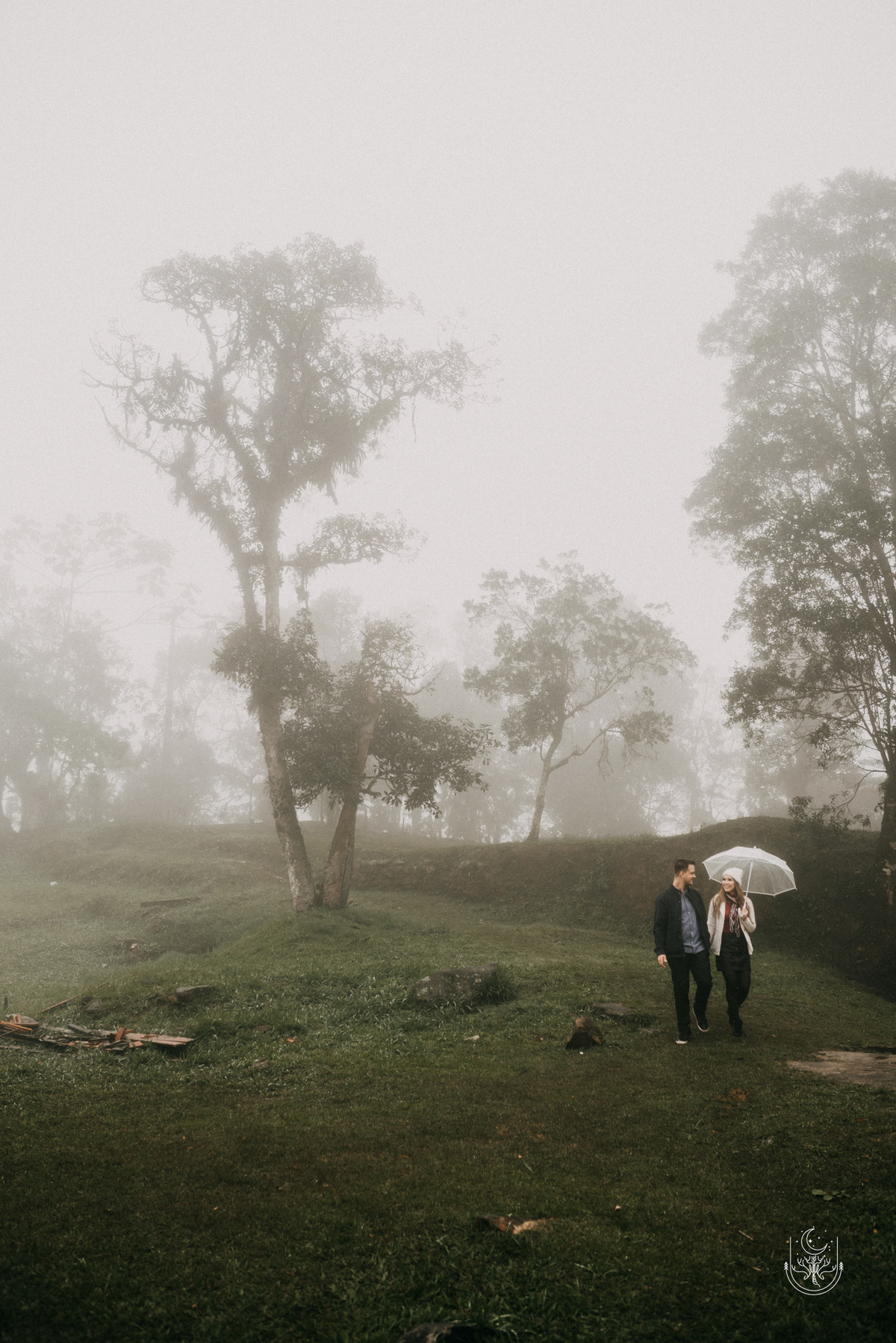 Noivos caminhando na chuva