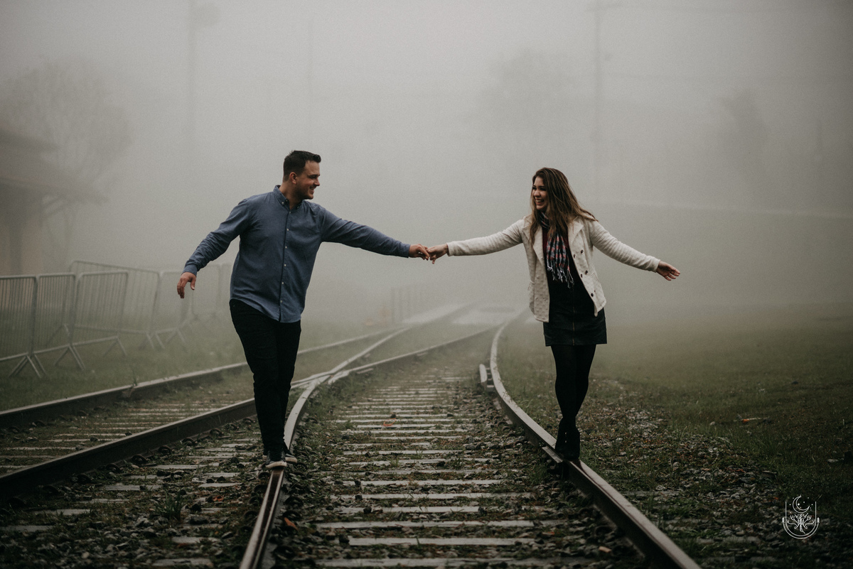 noivos no trilho do trem
