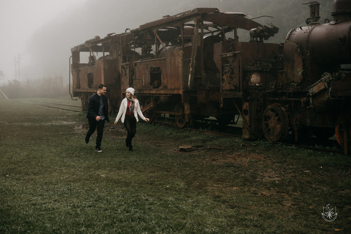 Noivos caminhando na chuva