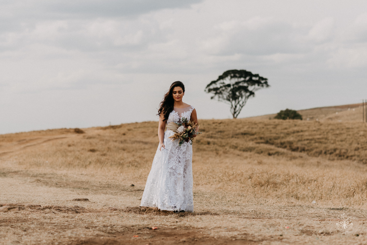 noiva caminhando até o altar