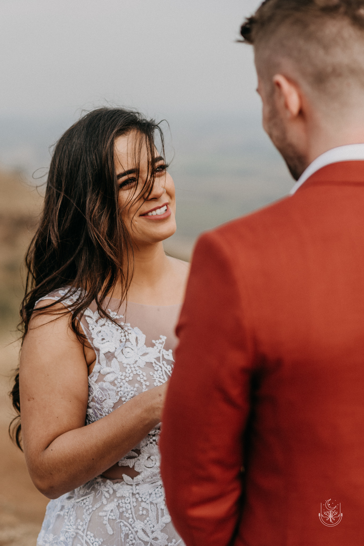 noiva sorrindo no altar