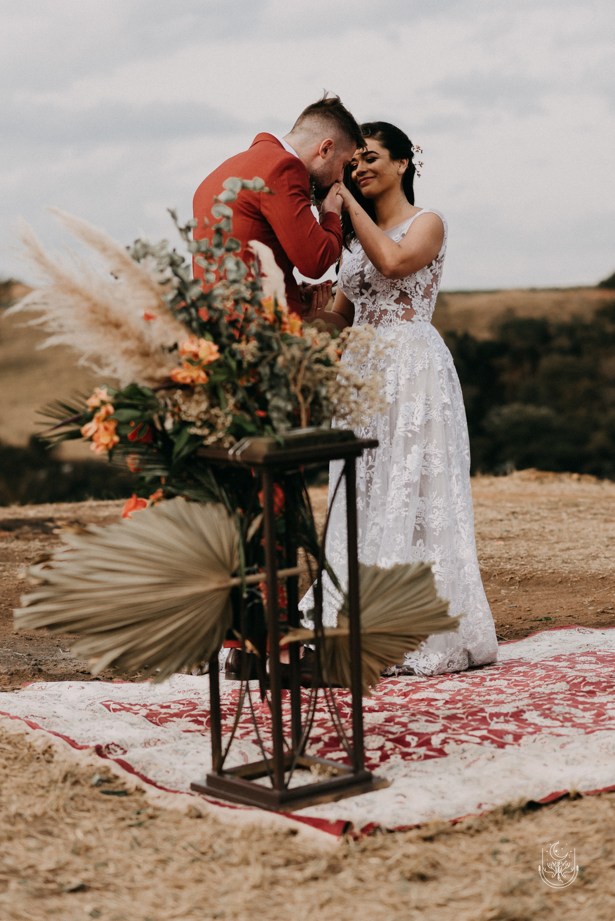 noivo beijando aliança