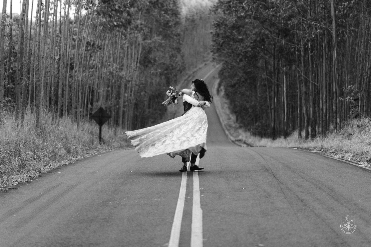 Noivo girando a noiva na estrada