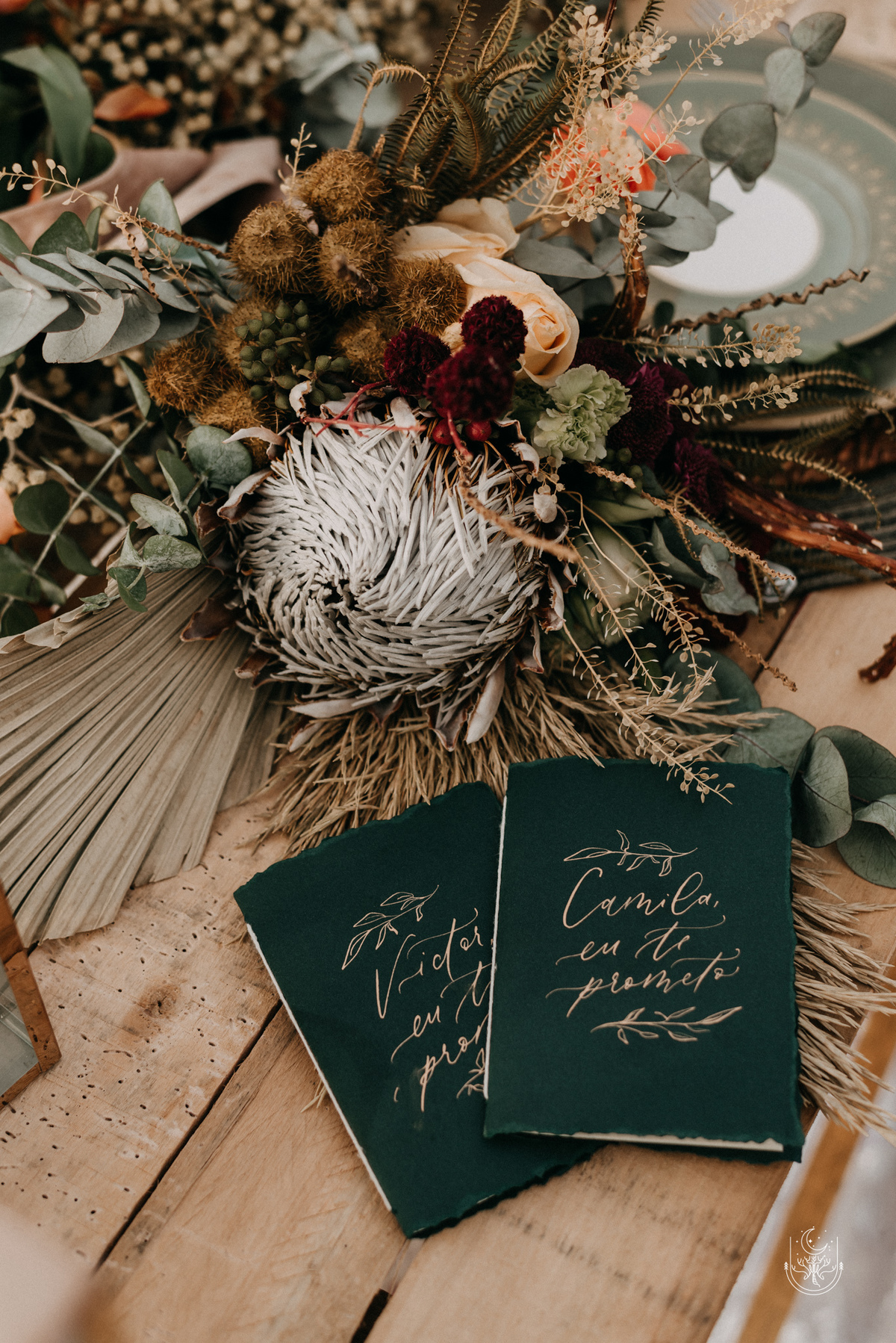 Bouquet e caderno de votos da noiva