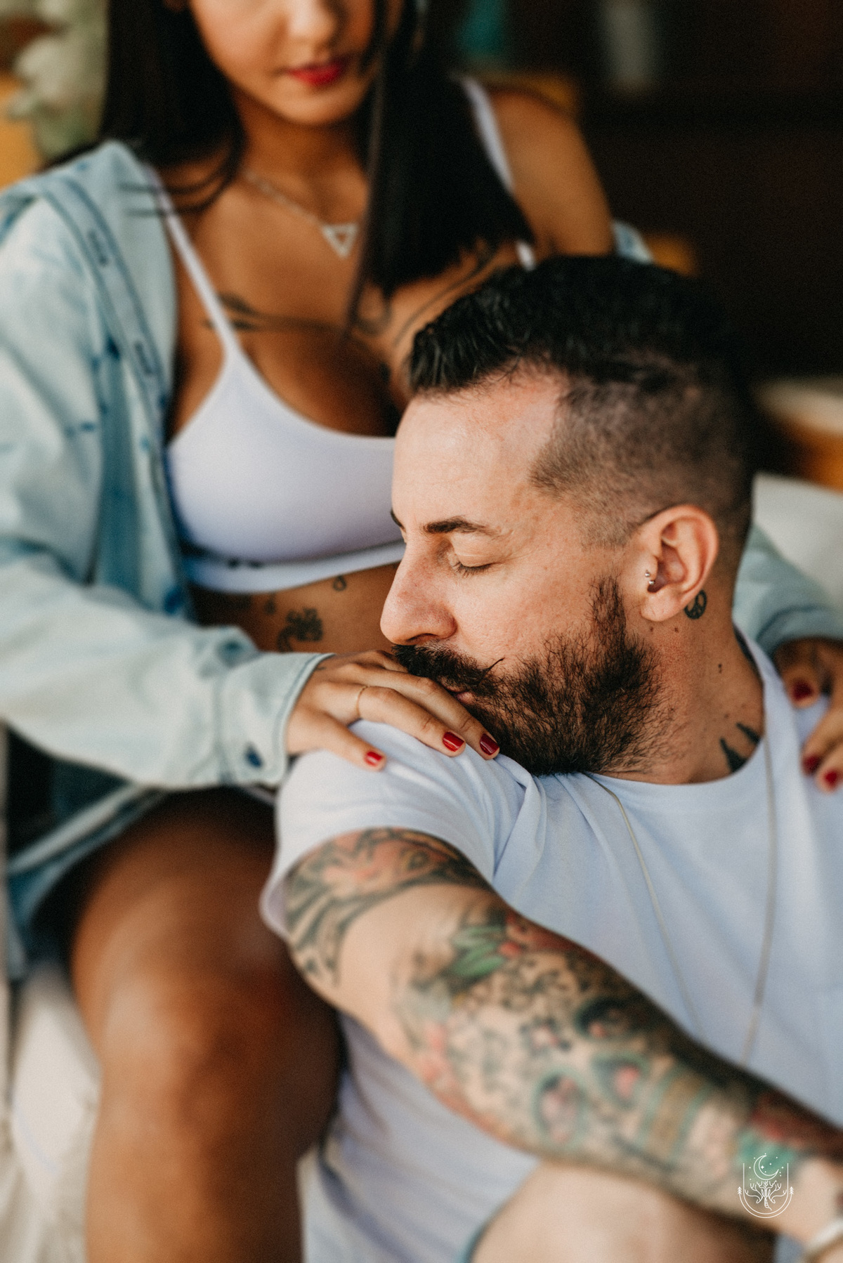 marido beijando a mão