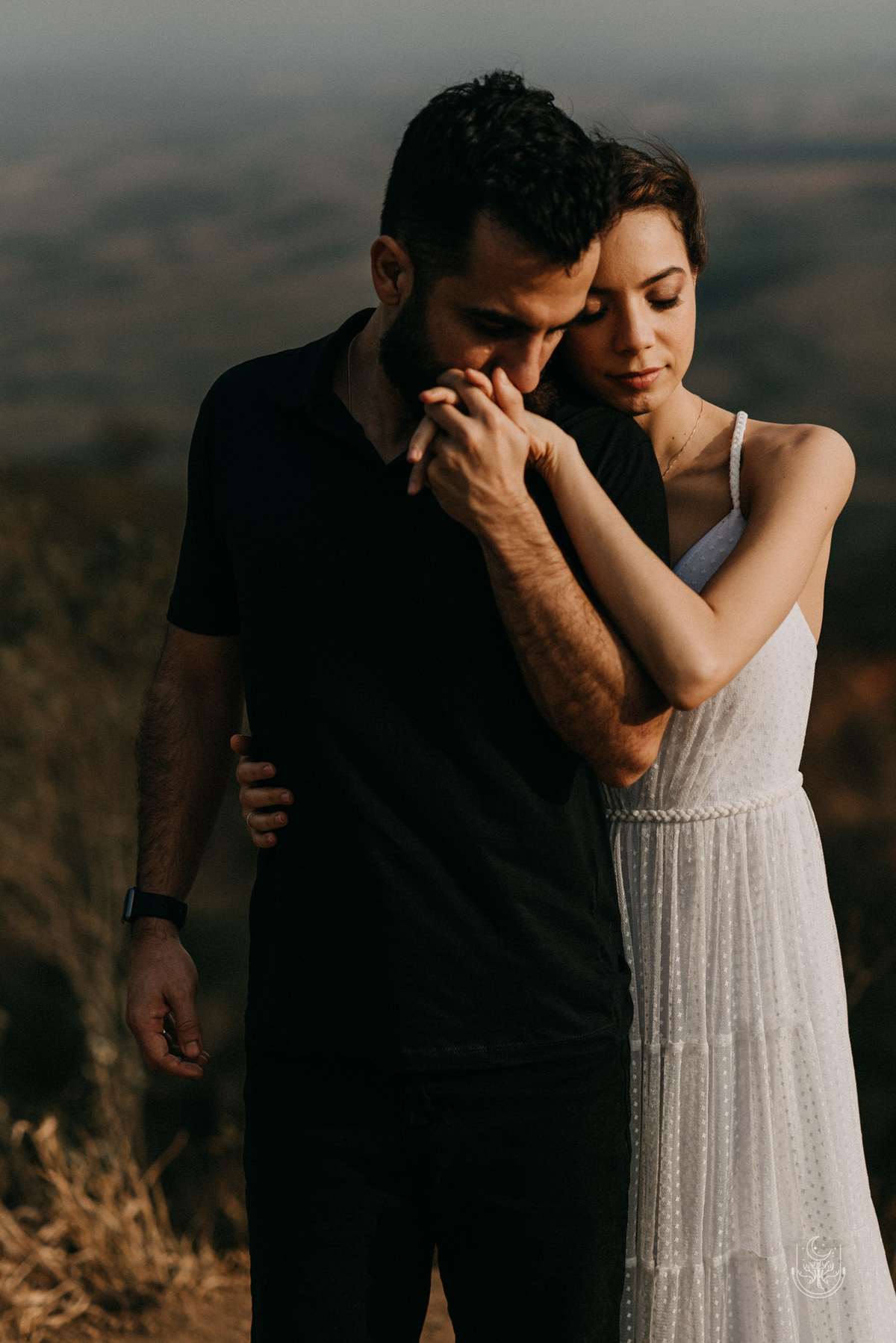 noivo beijando a mão da noiva