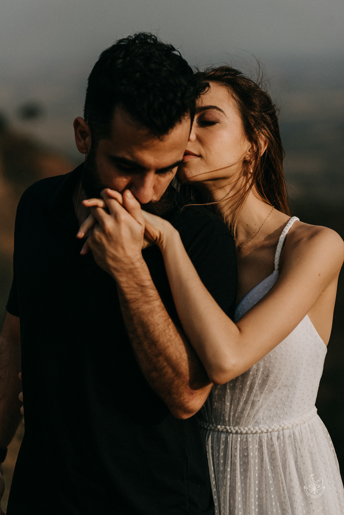 noivo beijando a mão da noiva