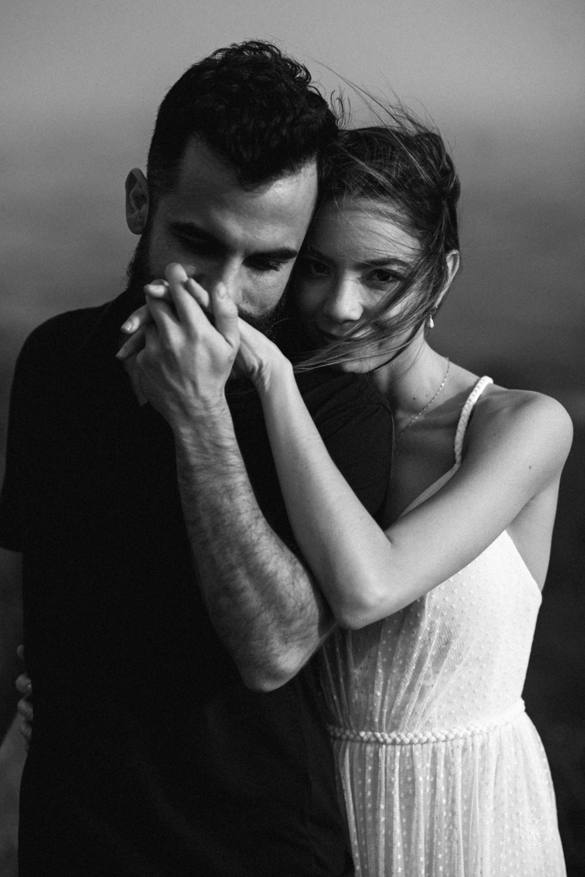 noivo beijando a mão da noiva