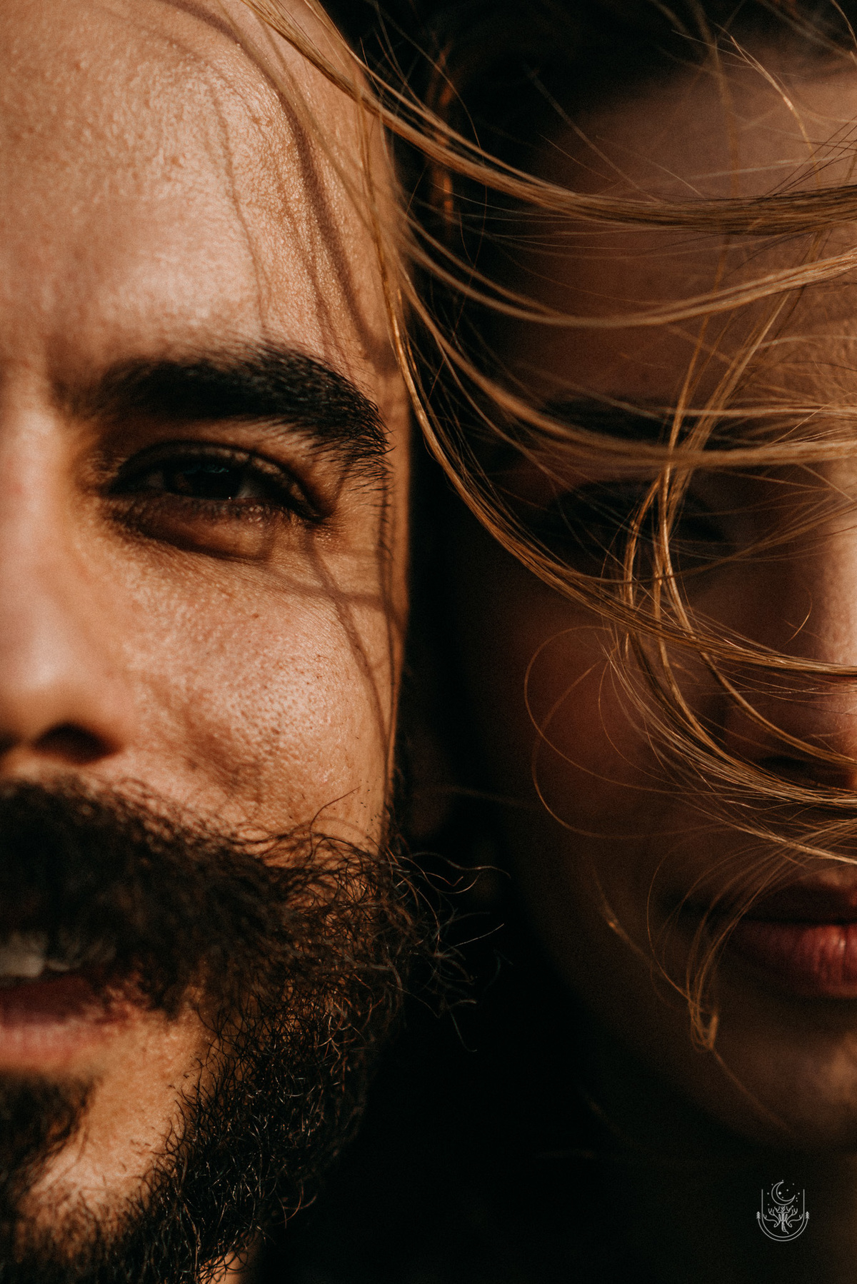 noivos olhando para a camera 