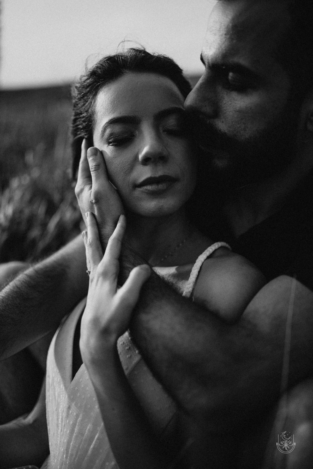 noivo fazendo carinho