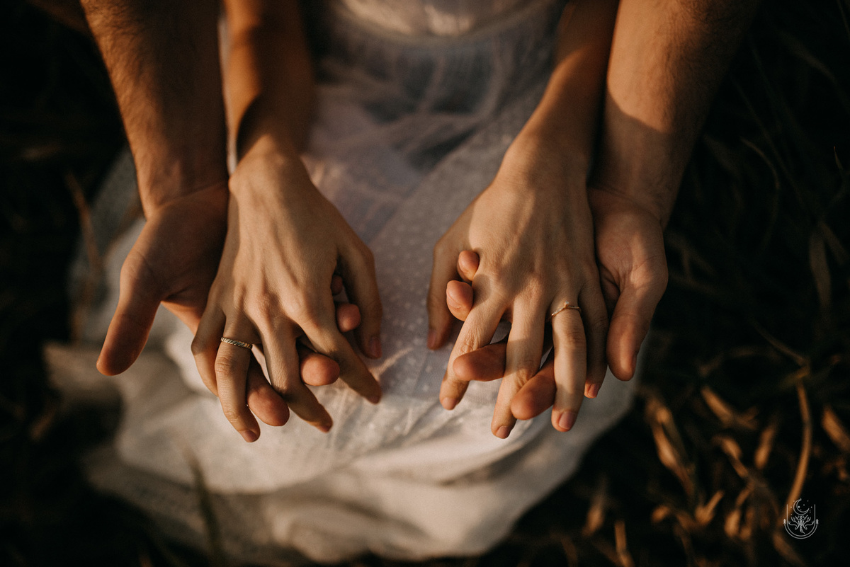 noivos de mãos dadas 