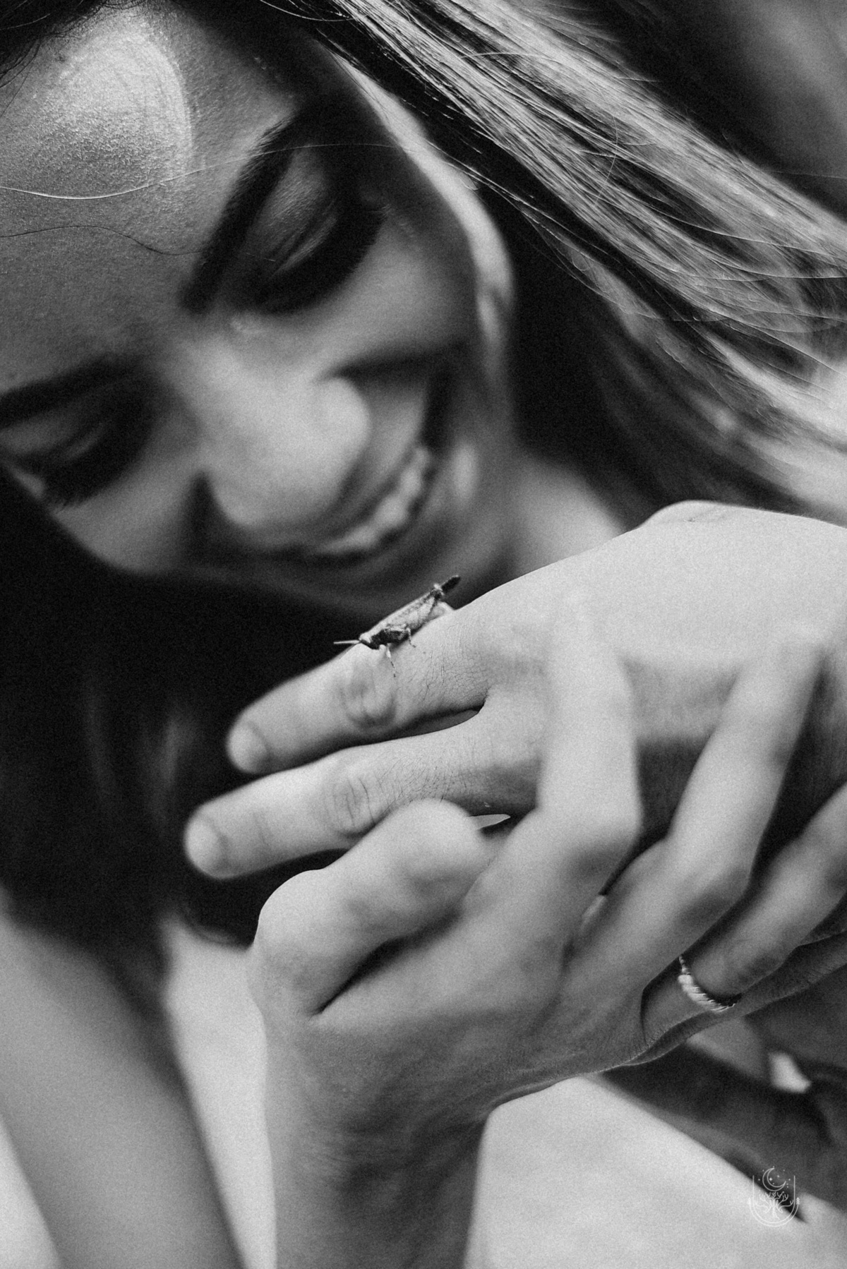 noiva sorrindo olhando um grilo