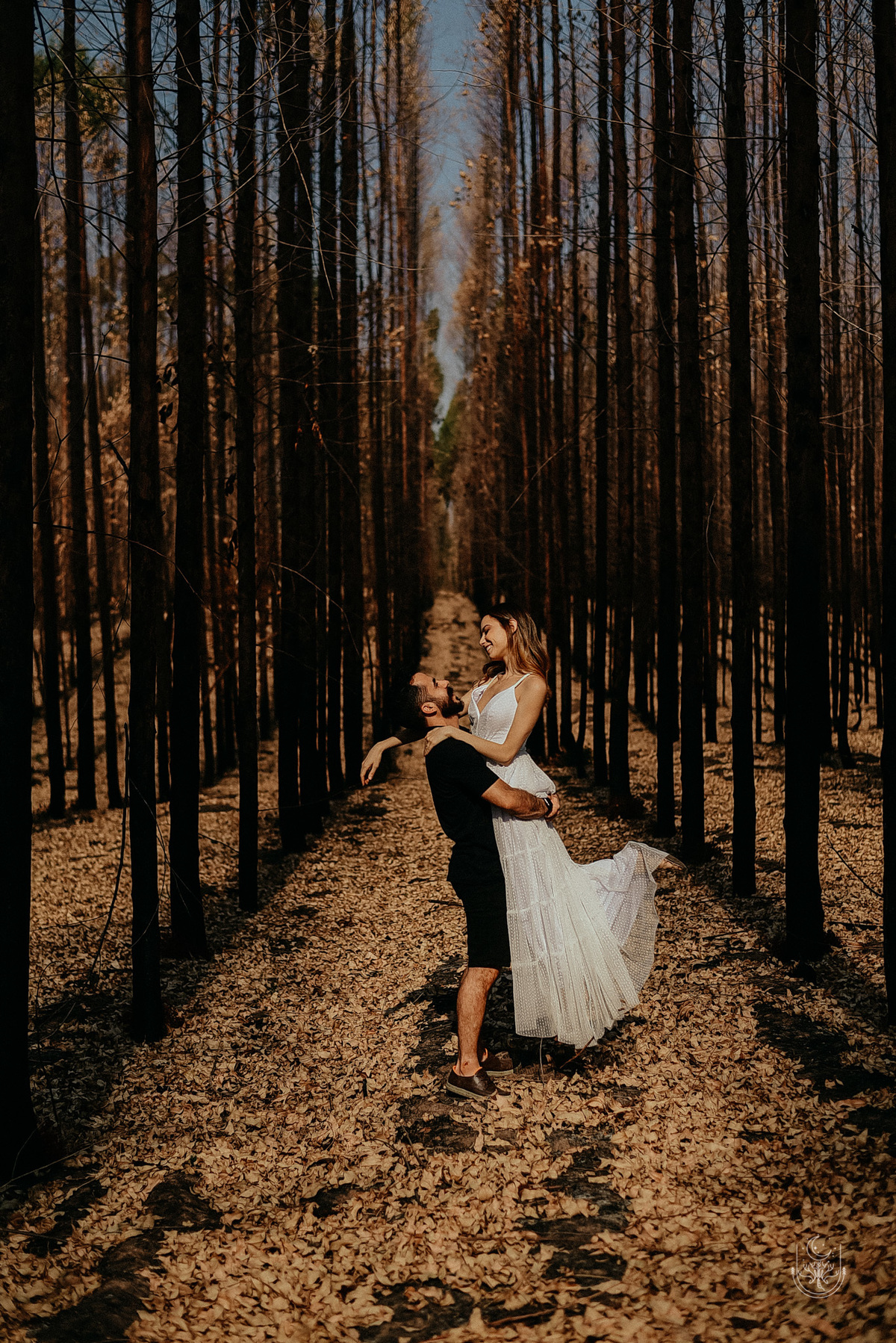 noivo erguendo a noiva 