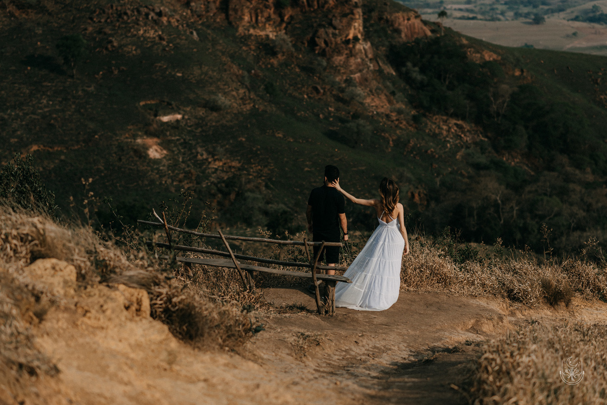 noivos olhando o horizonte