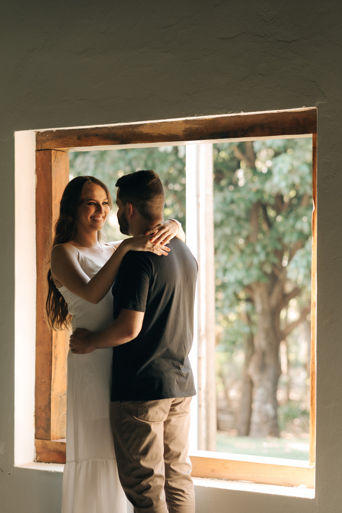 Noivos abraçados se olhando