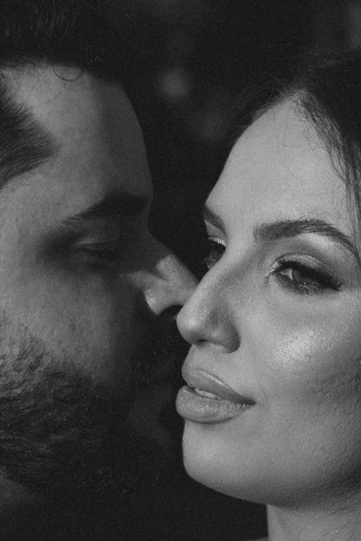 noivos de rosto colado