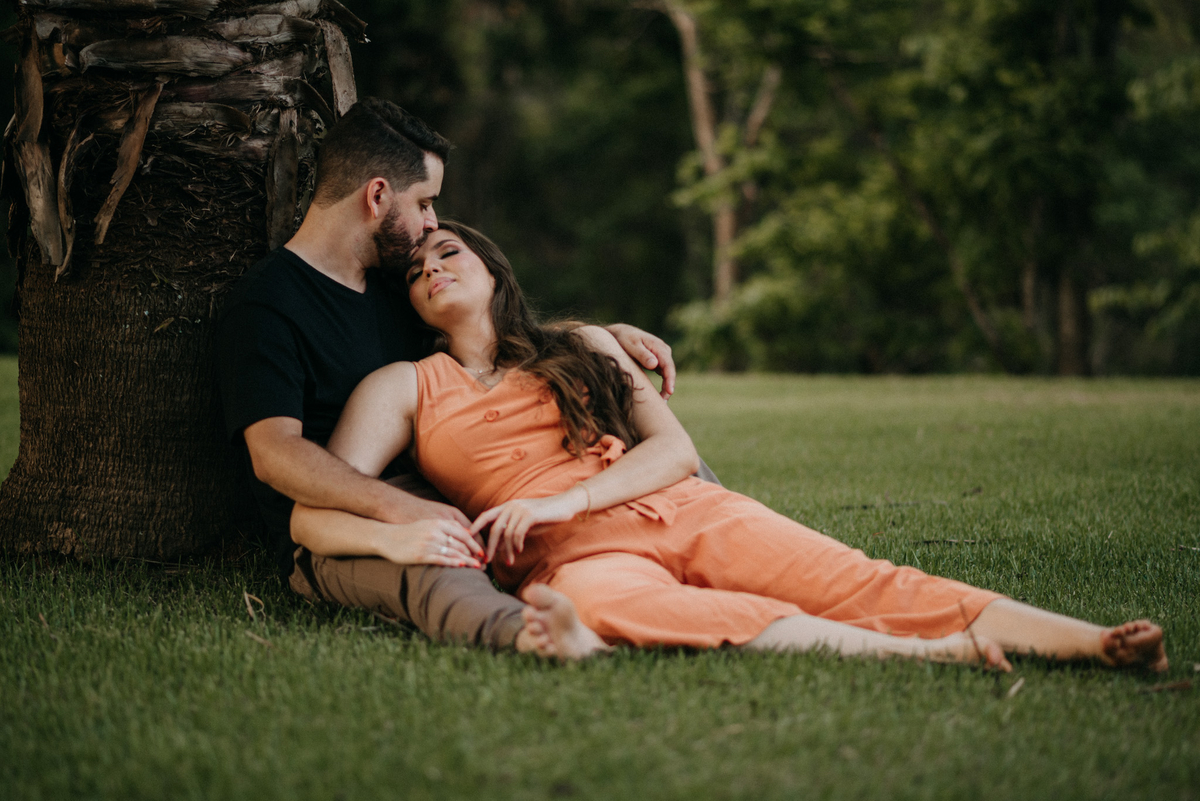 noivos sentado no gramado