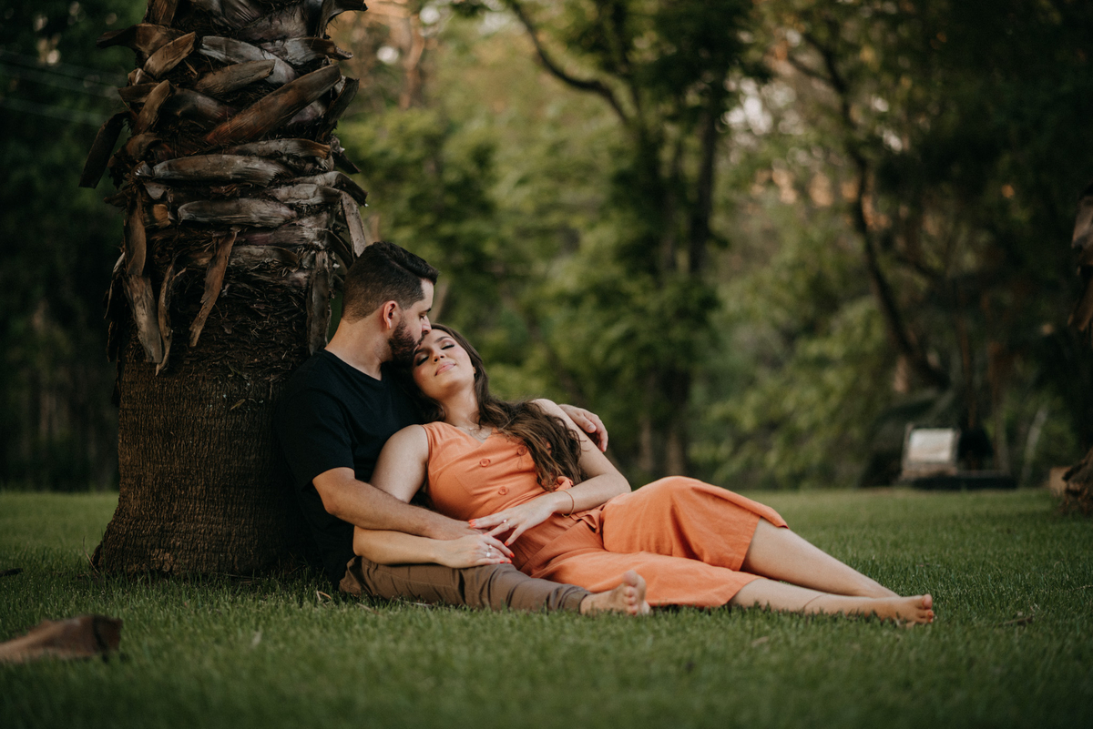 noivos sentado no gramado