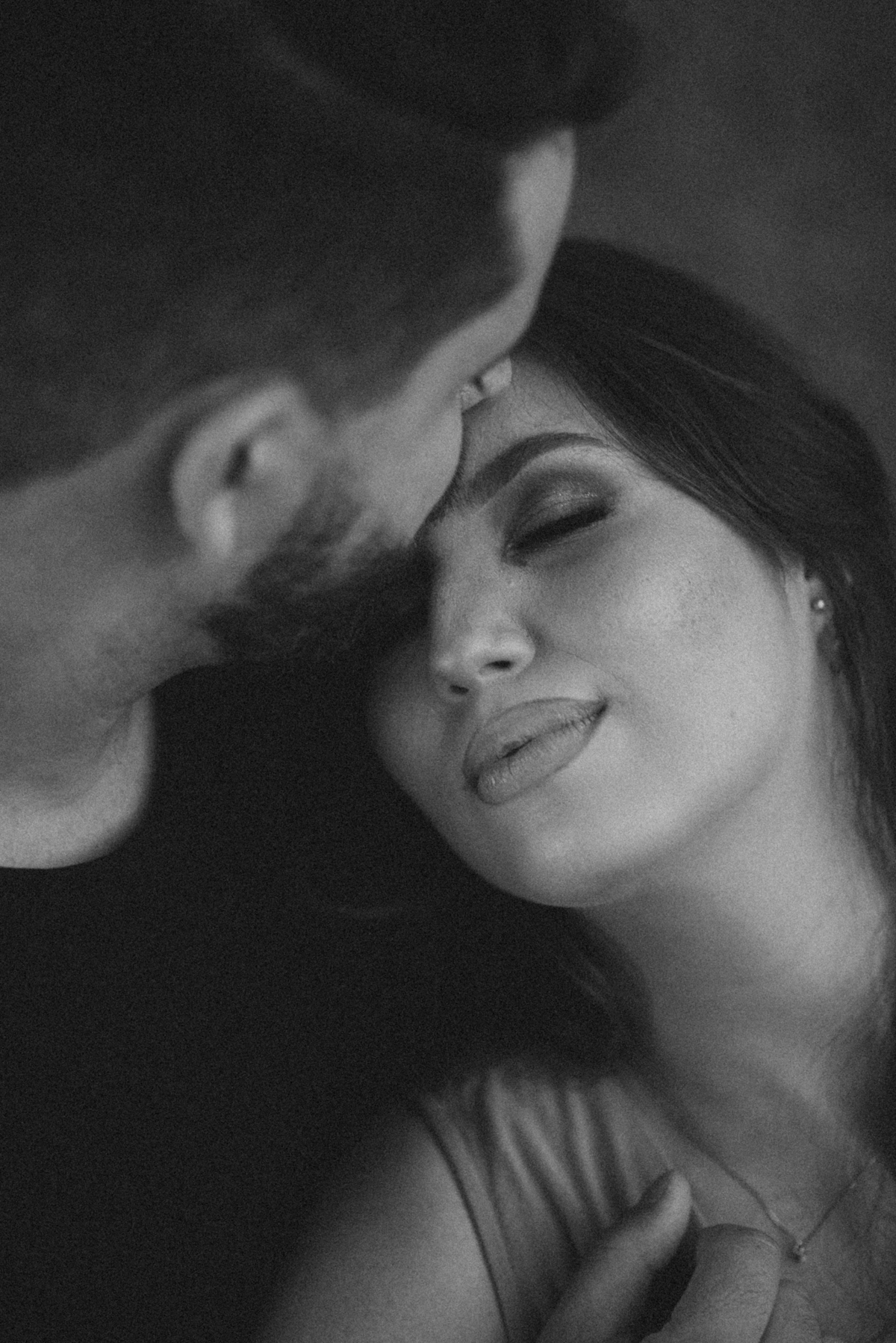 noivo beijando testa da noiva 