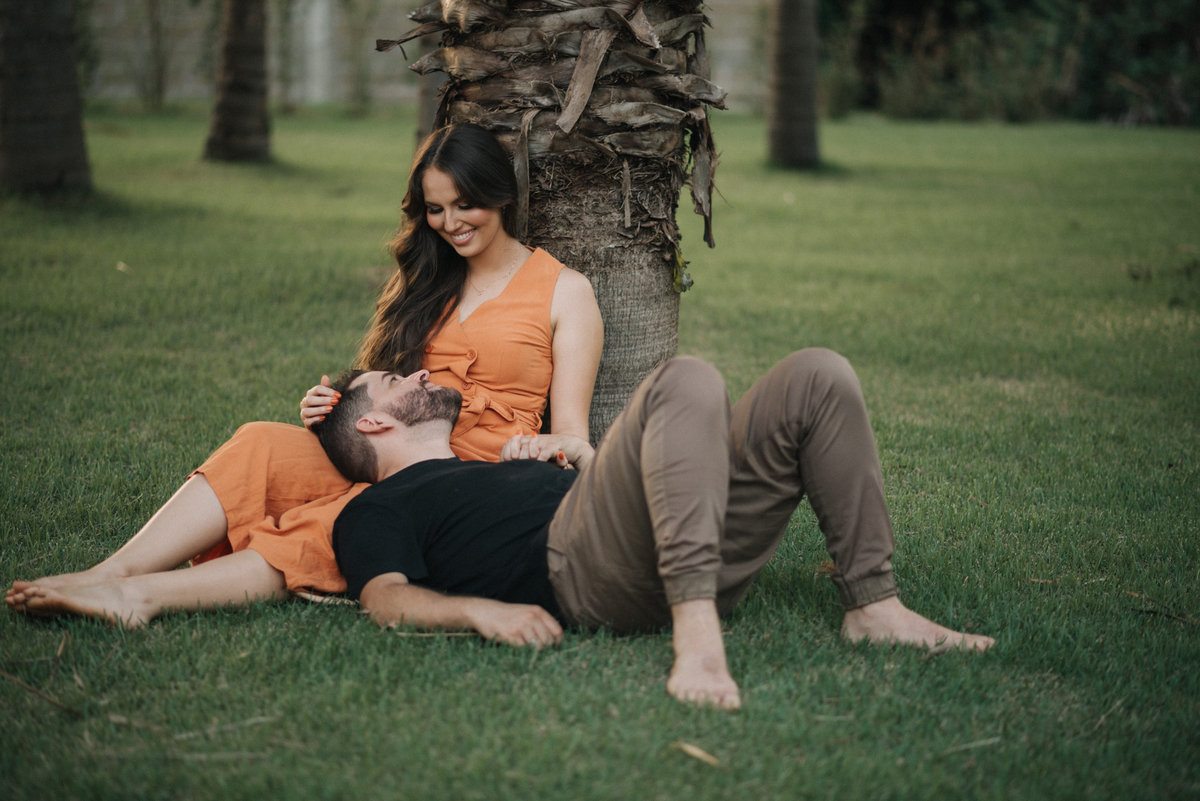 noivos sentado no gramado