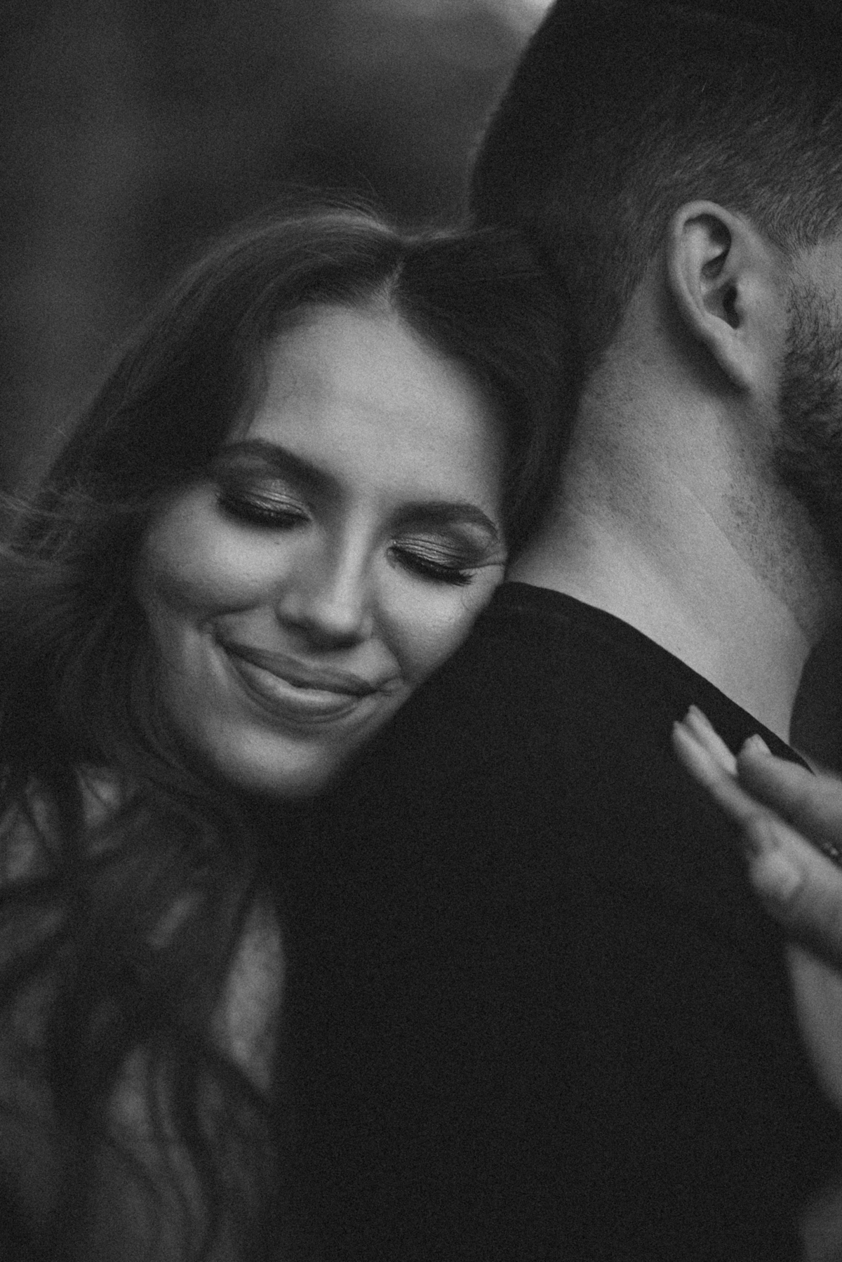 noiva abraçando o noivo pelas costas 