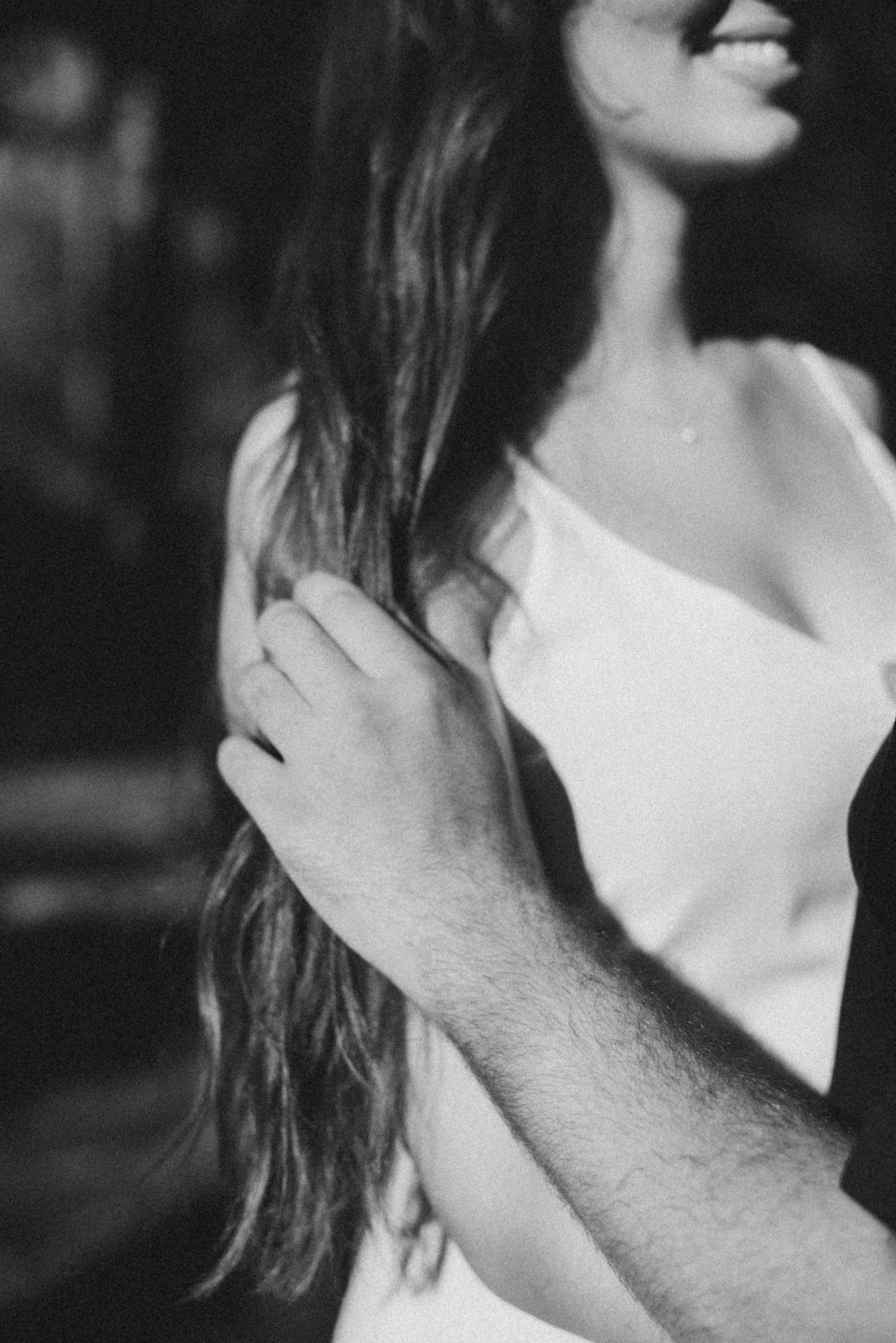 noivo passando a mão no cabelo da noiva